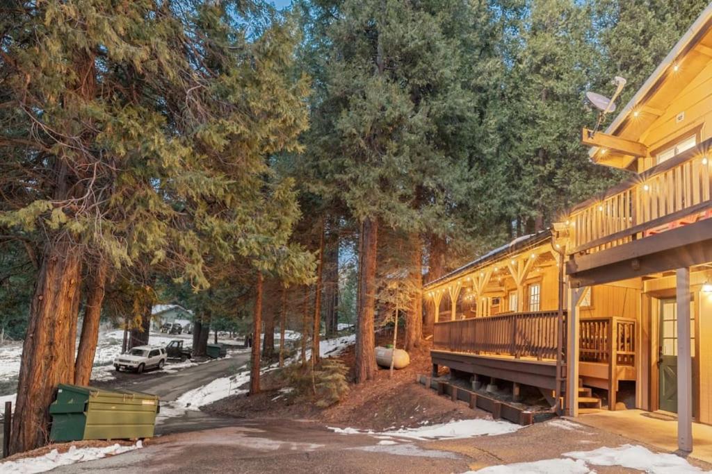 Corlieu Falls Cabin in Sugar Pine 8 miles from Yosemite with Gazebo, Hot tub a shack and Bar top