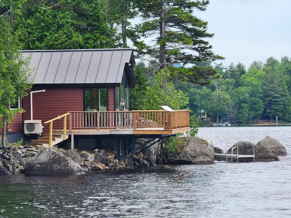 Luxurious and very private lake front cottage