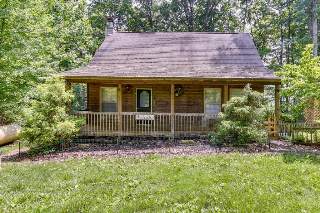 Cozy Bainbridge Retreat with Fireplace and Deck!