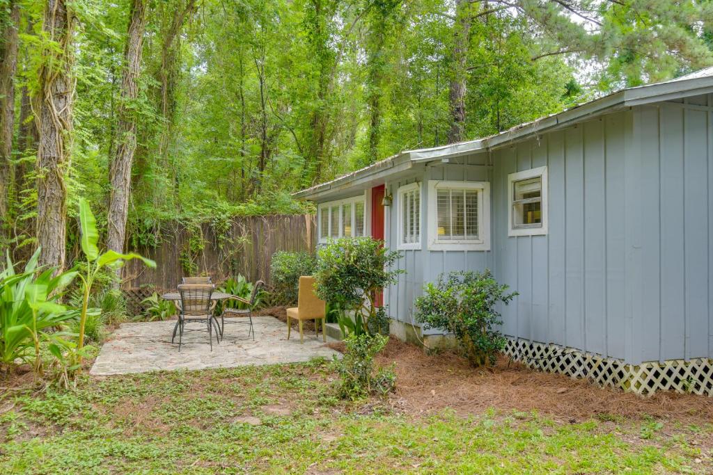 Cozy Fairhope Retreat with Patio and Grill!