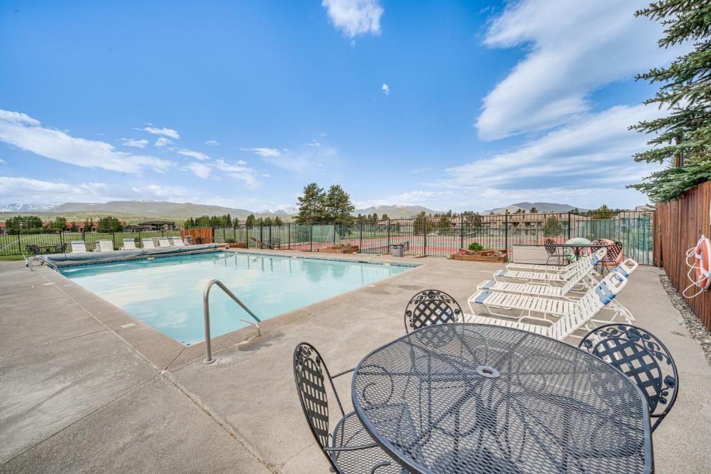 Fraser Condo with Pool, 6 Mi to Winter Park Resort!