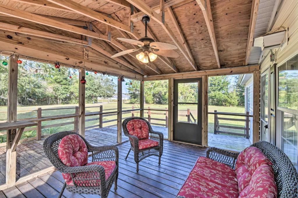 Palatka Hideaway with Fireplace and Private Porch