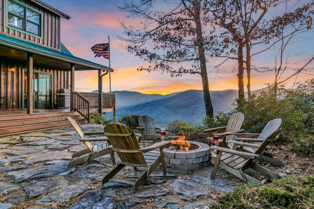 Stunning Sapphire Cabin with Mountain Views and Deck