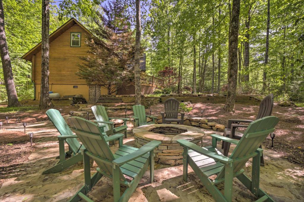 Sapphire Log Cabin with Wraparound Deck and Fire Pit!