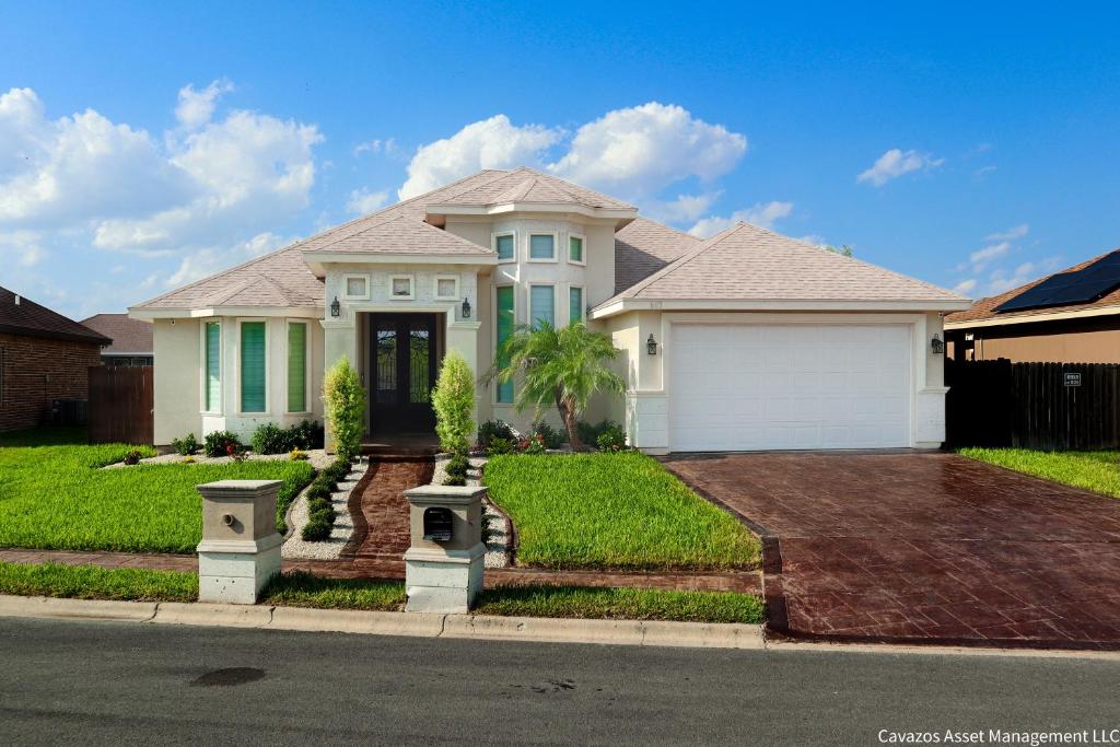 Beautiful and Expansive Home in the heart of Pharr