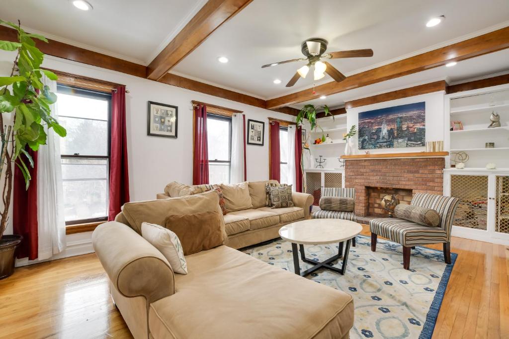 Oak Park Apartment, 10 Mi to Downtown Chicago!